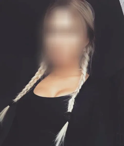Bouchra, 26